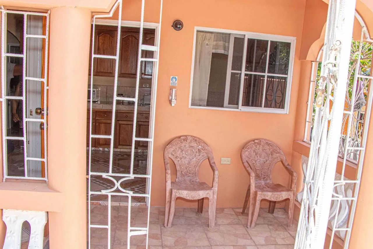 Bev'S Rosevilla Montego Bay Guest house