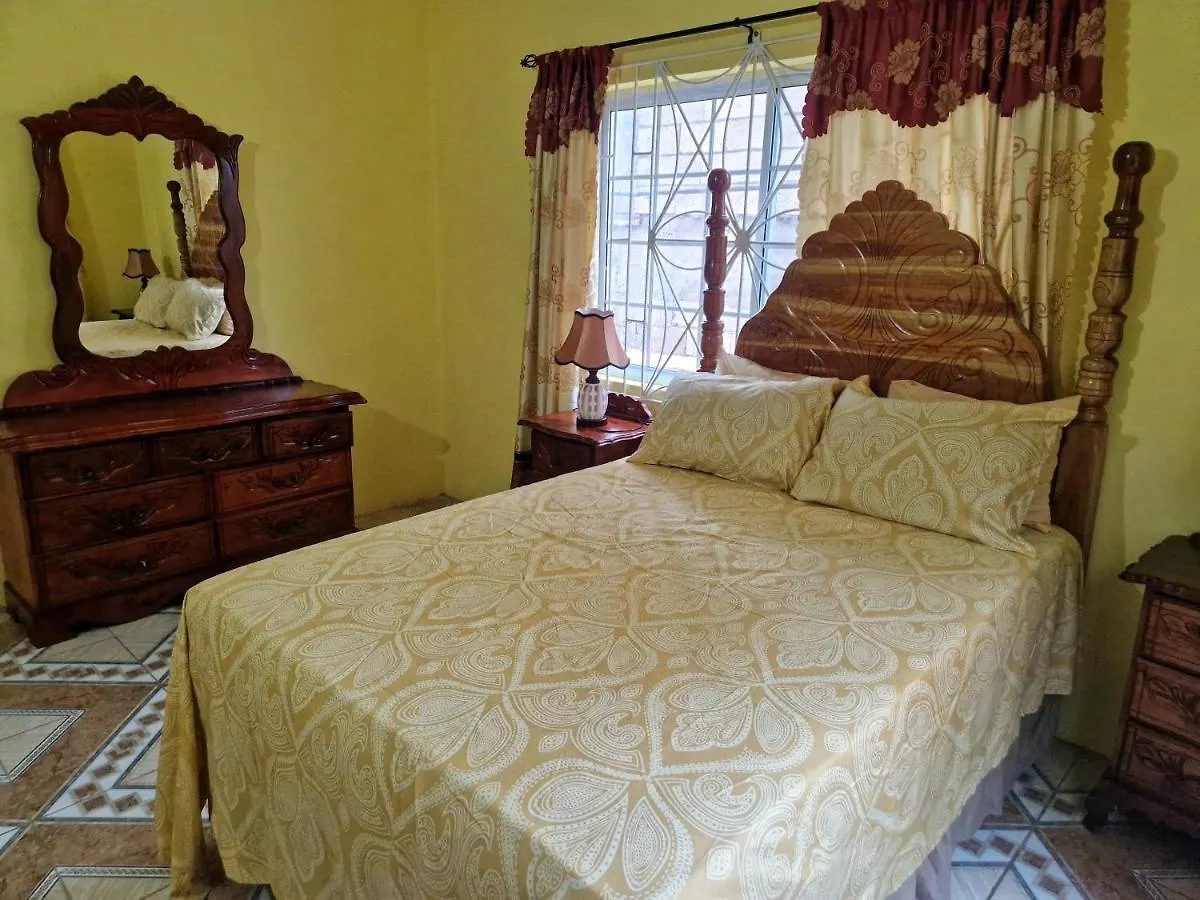 Bev'S Rosevilla Montego Bay Guest house